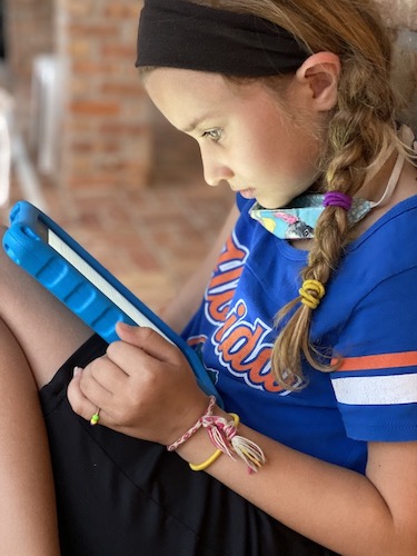 girl using a Kindle